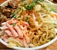 「鶏○郎 並盛（野菜増し・にんにく・からめ・かため）+肉増し+味玉」@麺や 福一の写真