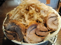 「らーめん（大）+肉増し+無料トッピング（野菜増し増し・ニンニク・」@クローバーの写真