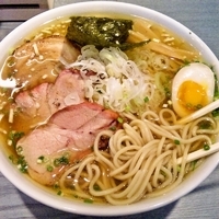 「煮干蕎麦（醤油/大盛）+チャーシュー2枚（バラ/炭/直火） 73」@喜乃壺の写真