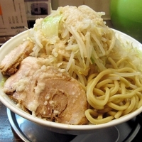 「ラーメン +麺増し（500g） +半肉増し+野菜増し+アブラ（背」@クローバーの写真