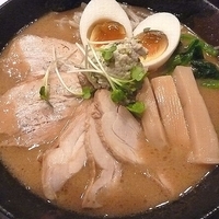 「特製濃厚豚骨魚介そば中盛り」@麺屋33の写真