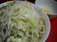 「ラーメン（にんにく・野菜）+生玉」@ラーメン二郎 西台駅前店の写真