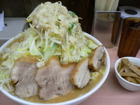 「大ラーメン豚入り+麺マシ+メンマ+野菜マシマシ+アブラ」@魔人豚の写真