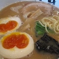 「豚骨ラーメン【二代目作】+味玉（クーポン）  620円」@ラーメンみたけの写真