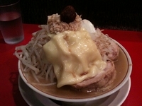 「特のせラーメン980円（豚2枚、チーズ、味玉）、コール（ヤサイ、」@用心棒の写真