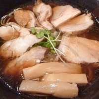 「丸鶏旨味そば 醤油（チャーシュー増しトッピング）」@麺屋33の写真