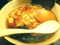 「カモがらスープのさっぱり醤油らーめん（650円）」@らーめん じじの写真