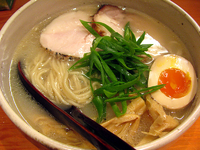 「鳥チャーシュー麺+半熟玉子半分@800+50」@麺屋 臥龍の写真