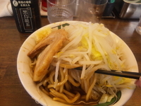 「雷そば（中盛） 黒烏龍茶」@雷 北松戸本店の写真