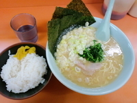 「ラーメン600円+ライス100円+薬味増し（無料）」@千家 本店の写真