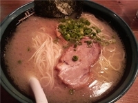 「とんこつラーメン（久留米らーめん鐵釜）」@ラー戦場 大宮情熱屋台の写真