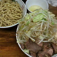 「小つけ麺（ニンニク少し・野菜増￥850）生たまご（￥50）」@ラーメン二郎 新小金井街道店の写真