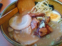 「とんこつしょうゆらーめん+ナンコツチャーシュー（880円+550」@らーめん 麺の華 鉾田店の写真