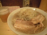 「豚そば ニンニク（350円）+缶ビール」@ラーメン慶次郎 本店の写真