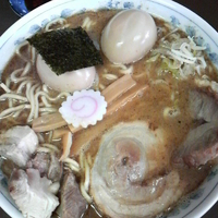 「中華そば（大盛り、味濃い目、麺柔らかめ）+半肉+味玉」@次念序の写真