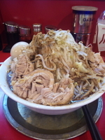 「ラーメン大+子ぶた+魚粉 ヤサイ+ニンニクW」@ジャンクガレッジ 東大宮店の写真