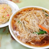 「もやしそば（577円）+半チャーハン（473円）」@よしの食堂の写真