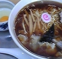 「ワンタン麺（850円）+生玉子（50円）」@一ノ割大勝軒の写真