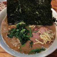 「中盛ラーメン（油少なめ・麺硬め￥750）角煮（￥200）」@洞くつ家の写真