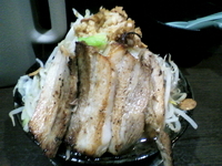 「黒チャーシュー（中盛・ニンニク&野菜マシ・麺:固め）880円」@どてちんIIの写真