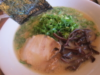 「らーめん（ばりかた）（630円）+青ネギ（150円）」@豚真拉麺 一休 東店の写真