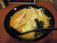 「赤（太麺）+とん+ぶし」@らーめん屋本舗 麺龍 仙台駅前店の写真