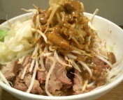 「油ソバ700円+豚券100円+チーズ70円+カレールー50円+ビ」@らーめん こじろう526 日暮里店の写真