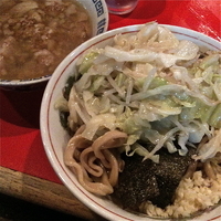 「ザルラーメン（ニンニク少し・野菜・アブラ￥700）」@ラーメン二郎 府中店の写真