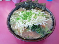 「ラーメン（並）630円（固め 万能ネギ60円+キャベツ千切り50」@はじめ家の写真