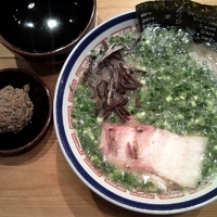 「ねぎラーメン（バリカタ） + 赤オニ + 替玉（バリカタ）」@博多長浜らーめん 田中商店の写真