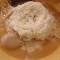 「元祖まる究チーズラーメン （味付け玉子トッピング）」@九十九とんこつラーメン 恵比寿本店の写真