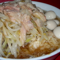「少なめラーメン（ニンニク、アブラ）600円 うずらの卵100円 」@ラーメン二郎 茨城守谷店の写真