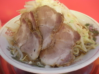 「小ラーメン・豚入り（600円）野菜マシ・ニンニク」@麺でる 戸越店の写真
