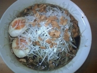 「ブラック醤油らーめん大盛890円+味玉(無料)+ネギ増量100円」@札幌夜鳴き屋らーめんの写真