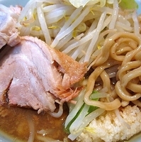 「ラーメン（ヤサイニンニクあぶら） 650円」@ラーメンかじろうの写真