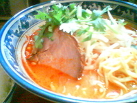 「トムヤムラーメン チャーシューのせ+ハーフライス（￥770+￥7」@ティーヌン 市ヶ谷店の写真