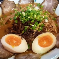 「醤油ラーメン （味付玉子+チャーシュートッピング）」@多麺多の写真