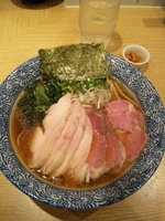 「芳醇香味そばクーポン使用【390円】 チャーシュー鶏、豚3枚ずつ」@麺屋 一燈の写真