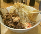 「油そば（野菜・アブラ）700円+ほぐし豚100円」@らーめん 影武者 外伝の写真