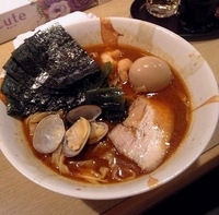 「魚介味噌ラーメン（平麺）+味玉」@麺屋 優創の写真