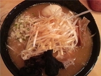 「白髪ねぎとんこつ醤油（あっさり:バリカタ）+味玉」@豚骨ラーメン とんぷうの写真