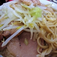 「少なめラーメン+ブタ（ニンニクあぶら）  700円」@ラーメン二郎 茨城守谷店の写真