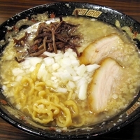 「燕三条系ラーメン （背脂の量:ノーコール）」@煮干 丸めの写真