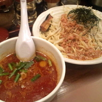 「昼 : つけ麺（醤油・麺量 M=350g） 100円（オープン記」@旨辛ラーメン 表裏の写真