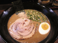 「豚骨魚介 700円+替え玉 100円」@とんこつ屋 秀虎の写真