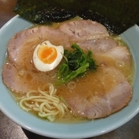 「醤油とんこつチャーシューメン（麺かため 油多め 味ふつう）+中盛」@らーめん きたくり家 北久里浜店の写真