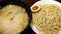 「燕三条系つけ麺（麺半分）+麺少なめサービス半味玉」@煮干 丸めの写真