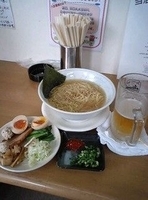 「黄金ラーメン具別皿提供（900円）+味玉（100円）+生ビール（」@MENYA 食い味の道有楽の写真