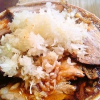 「チャーシューメン+やくみ（玉葱）」@梅乃家の写真