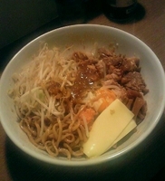 「油そば（汁無し）250g+カレールー+とろけるチーズ+ニンニクマ」@らーめん こじろう526 日暮里店の写真